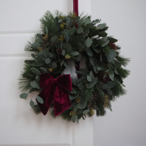 Winter Charm (wianek świąteczny z żywych gałązek około  45cm)