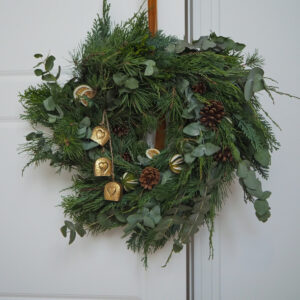 Forest Bells (wianek świąteczny z żywych gałązek około  45–50 cm)